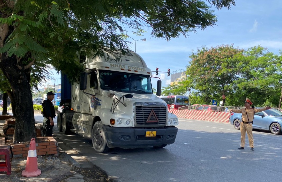 Tiếp tục thực hiện kế hoạch Tổng kiểm soát phương tiện xe ô tô đầu kéo kéo sơ-mi rơ móoc, rơ móoc